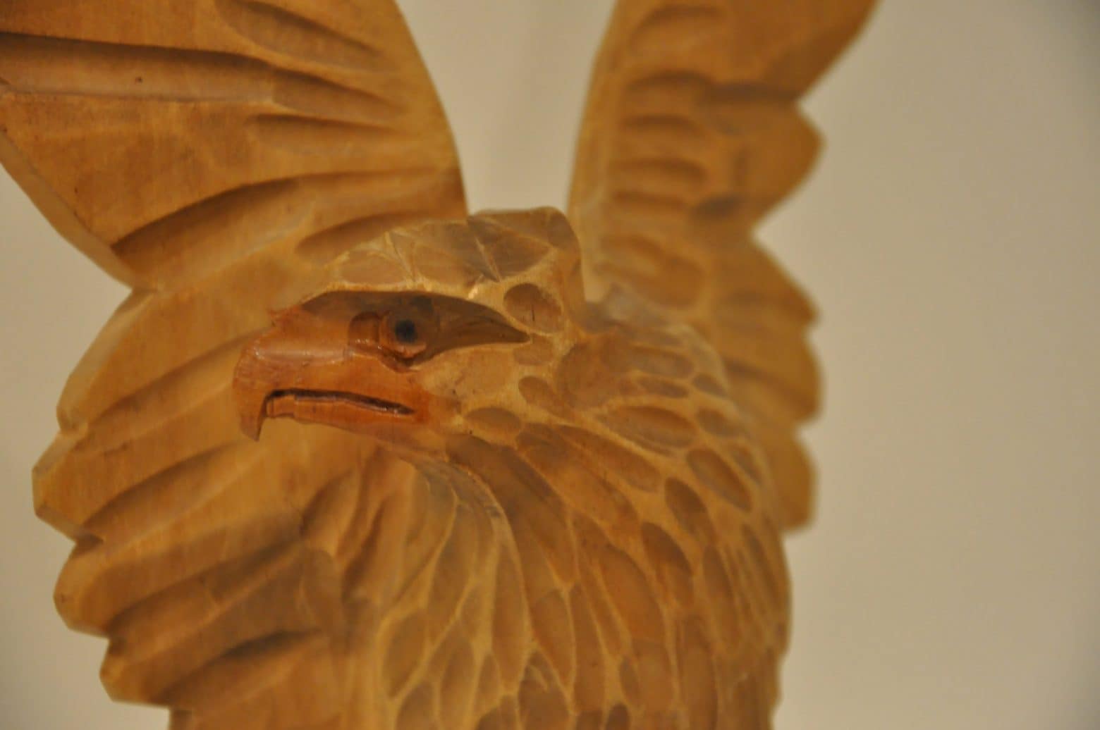 Grande sculpture en bois de noyer de Black Forest représentant un aigle - En ven